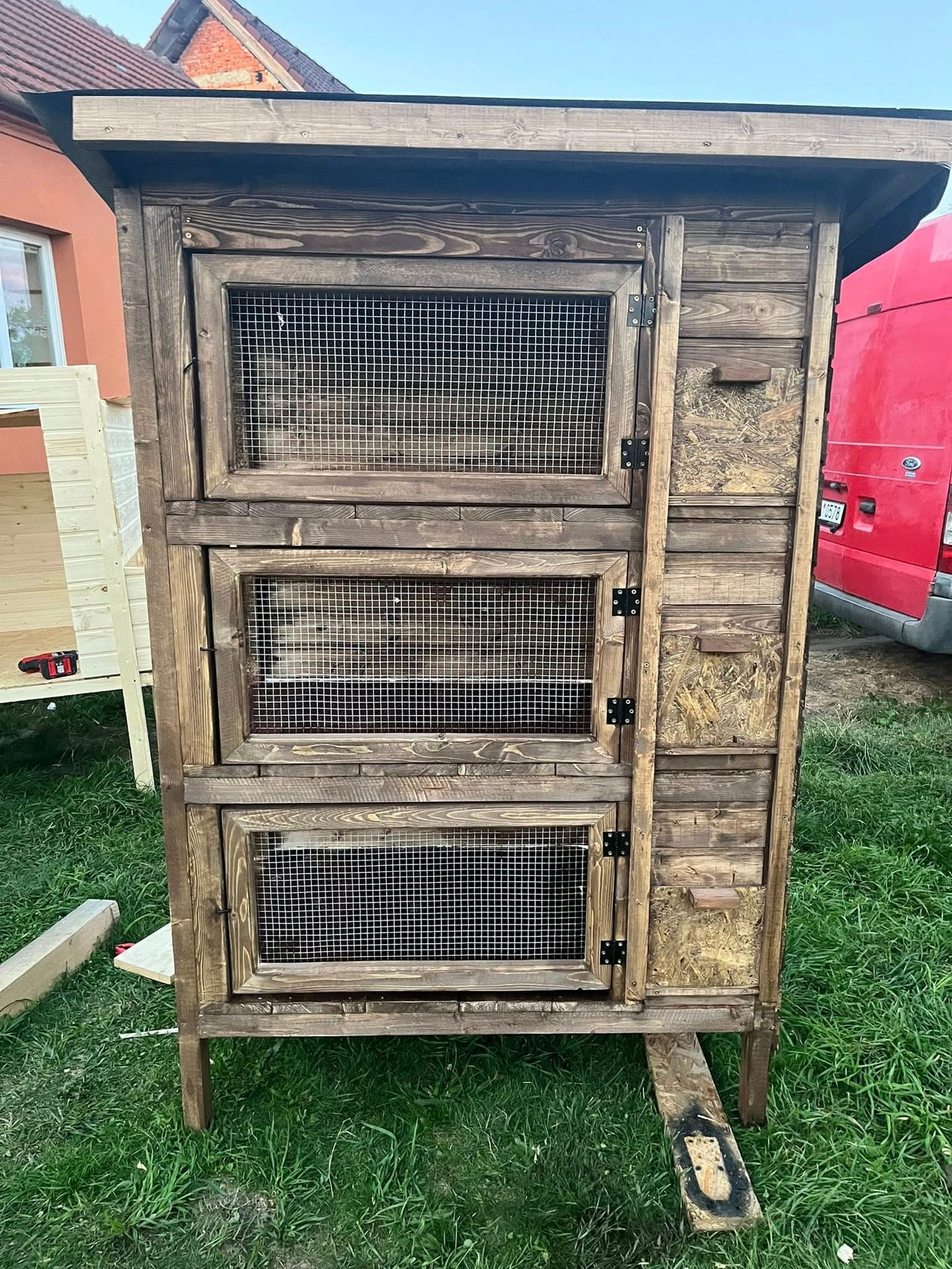 Králíkárna s bočním úložištěm na seno 