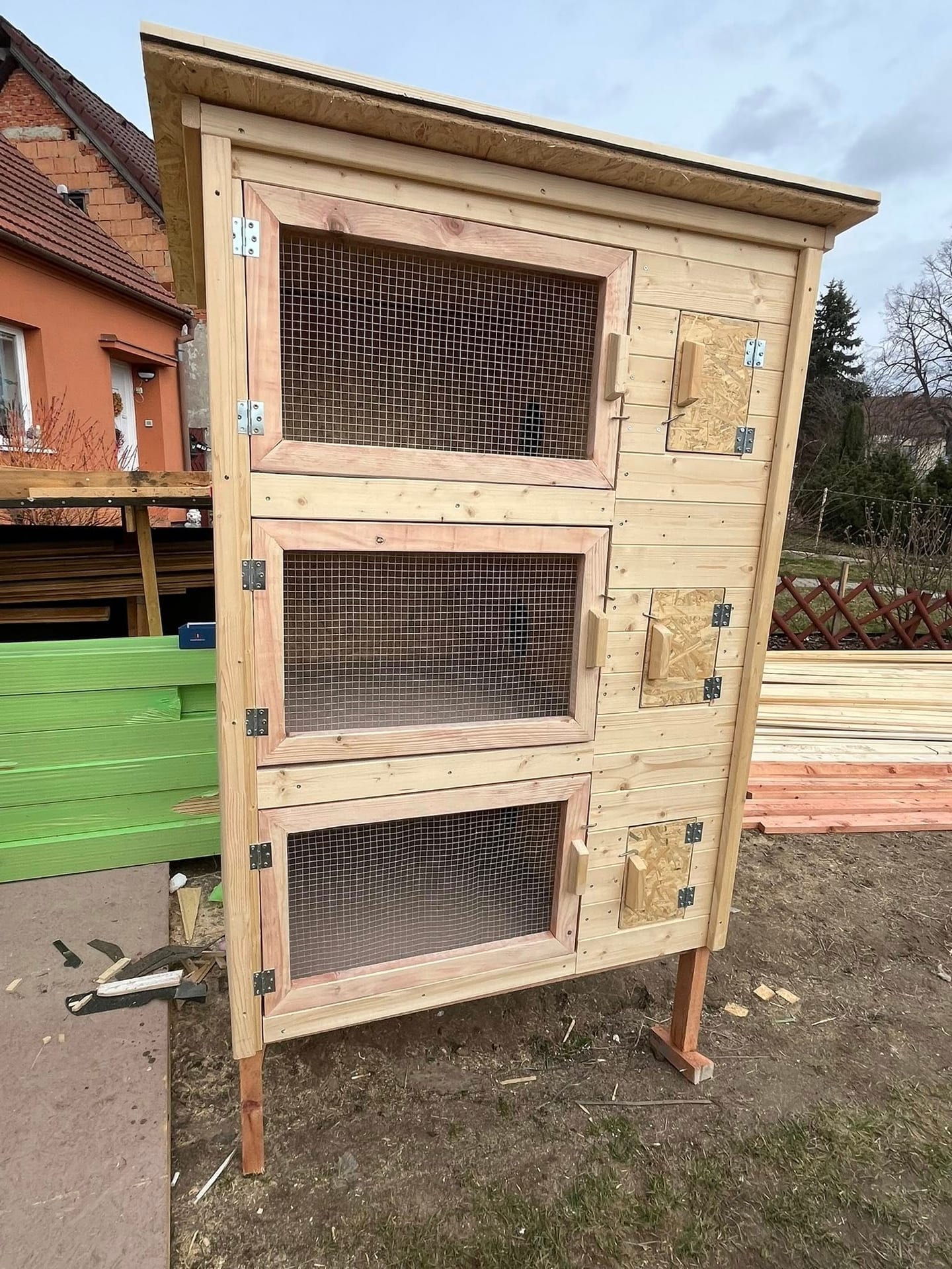 Králíkárna s bočním úložištěm na seno 