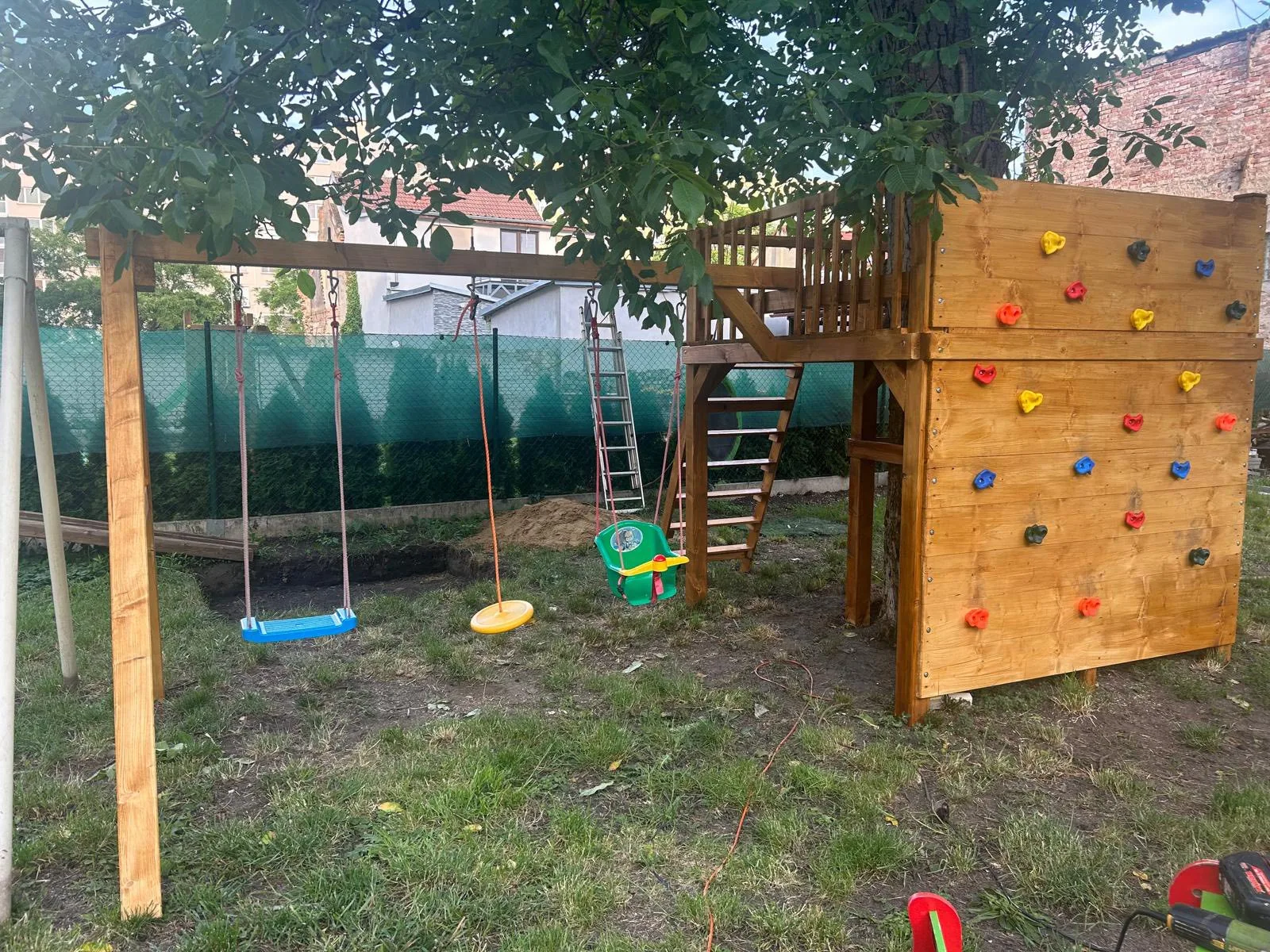Dětské hřiště s lezeckou stěnou — foto 1
